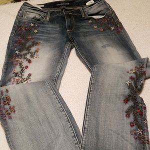 Used great cond. Driftwood jeans28 embroidered